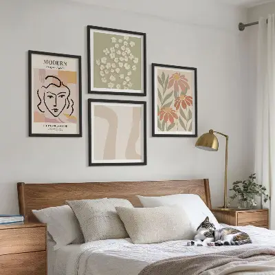 Billedvæg over sofa med moderne abstrakt kvinde