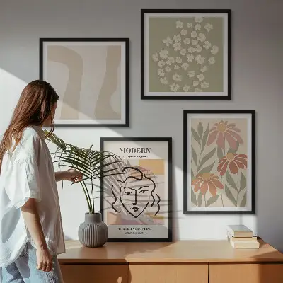 Billedvæg over sofa med moderne abstrakt kvinde