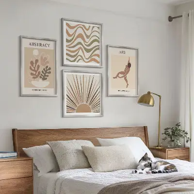 Billedvæg over sofa med abstrakte Matisse-mønstre i boho-stil