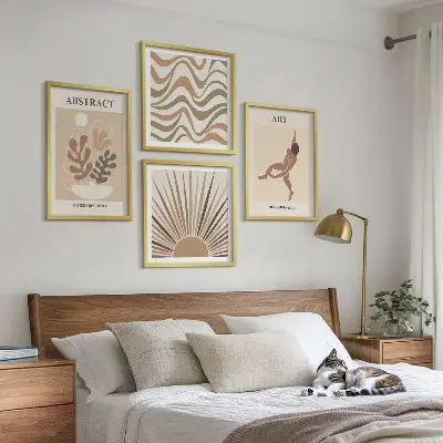 Billedvæg over sofa med abstrakte Matisse-mønstre i boho-stil
