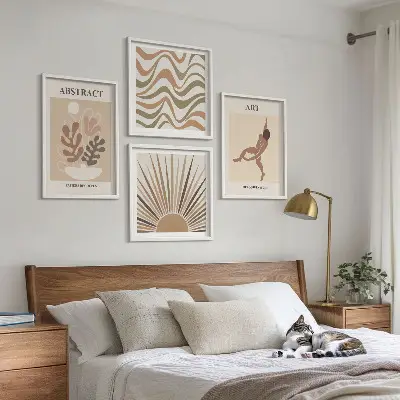 Billedvæg over sofa med abstrakte Matisse-mønstre i boho-stil