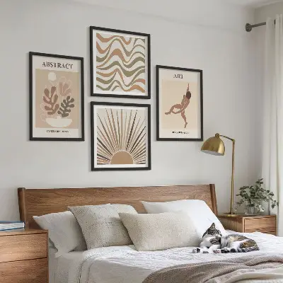 Billedvæg over sofa med abstrakte Matisse-mønstre i boho-stil