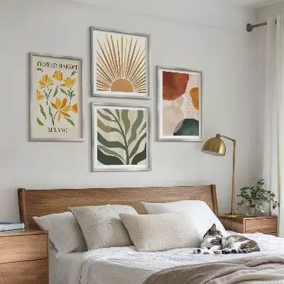 Billedvæg over sofa med abstrakte blomstermotiver