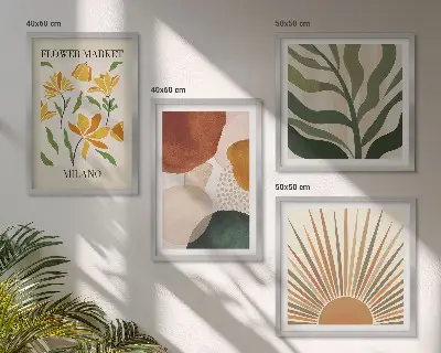 Billedvæg over sofa med abstrakte blomstermotiver