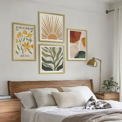 Billedvæg over sofa med abstrakte blomstermotiver