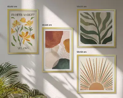 Billedvæg over sofa med abstrakte blomstermotiver