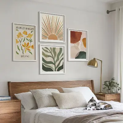 Billedvæg over sofa med abstrakte blomstermotiver