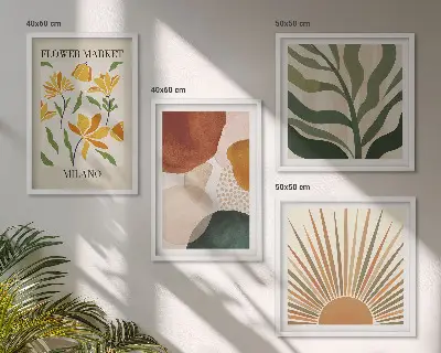 Billedvæg over sofa med abstrakte blomstermotiver