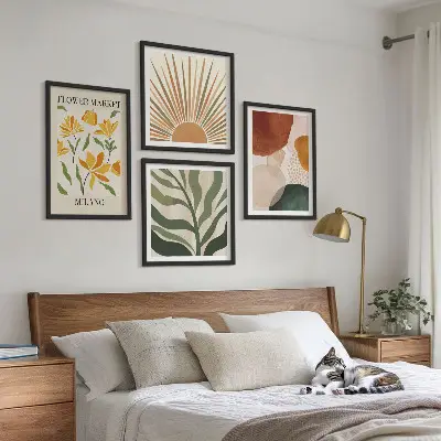 Billedvæg over sofa med abstrakte blomstermotiver