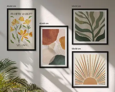 Billedvæg over sofa med abstrakte blomstermotiver