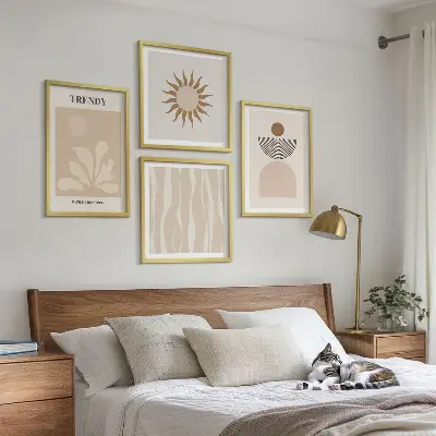 Billedvæg over sofa med stilfulde abstrakte beige farver