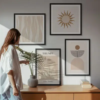 Billedvæg over sofa med stilfulde abstrakte beige farver