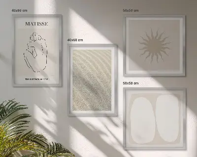 Billedvæg over sofa med motiv af minimalistiske sandbølger