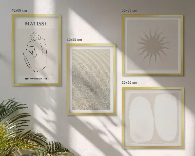 Billedvæg over sofa med motiv af minimalistiske sandbølger