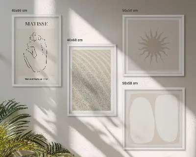 Billedvæg over sofa med motiv af minimalistiske sandbølger