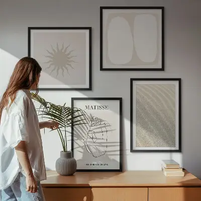 Billedvæg over sofa med motiv af minimalistiske sandbølger