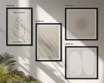 Billedvæg over sofa med motiv af minimalistiske sandbølger