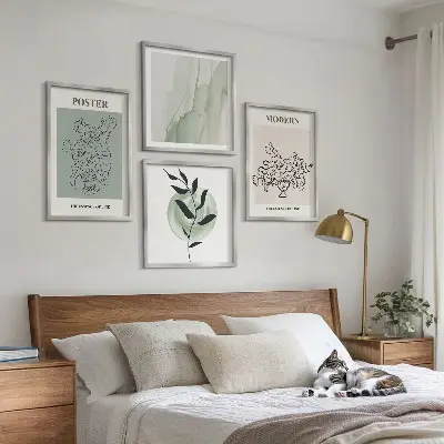 Blomster i en moderne vase billedvæg over sofaen