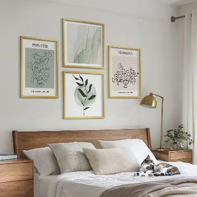Blomster i en moderne vase billedvæg over sofaen