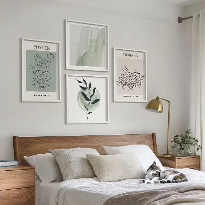 Blomster i en moderne vase billedvæg over sofaen