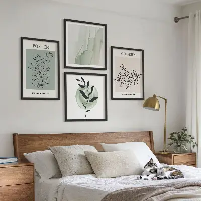 Blomster i en moderne vase billedvæg over sofaen