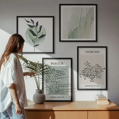 Blomster i en moderne vase billedvæg over sofaen