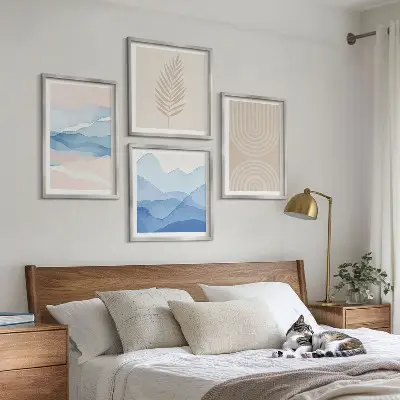Billedvæg over sofa med motiv af beige og blå bølgende blade