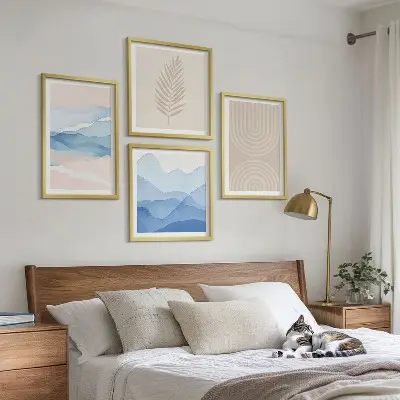 Billedvæg over sofa med motiv af beige og blå bølgende blade