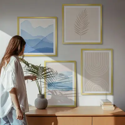 Billedvæg over sofa med motiv af beige og blå bølgende blade