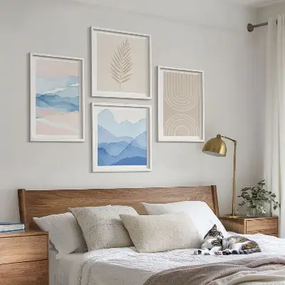 Billedvæg over sofa med motiv af beige og blå bølgende blade