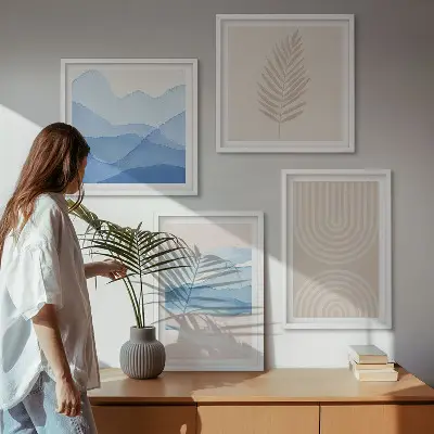 Billedvæg over sofa med motiv af beige og blå bølgende blade