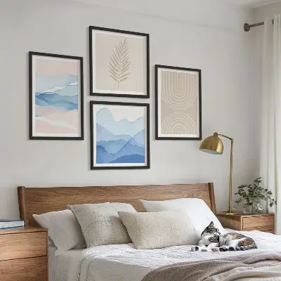 Billedvæg over sofa med motiv af beige og blå bølgende blade
