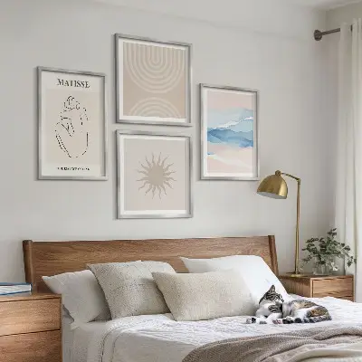 Billedvæg over sofa med minimalistisk kunst af linjer og bølger i pastelnuancer