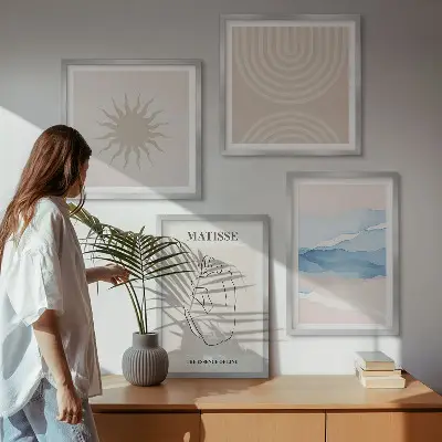 Billedvæg over sofa med minimalistisk kunst af linjer og bølger i pastelnuancer