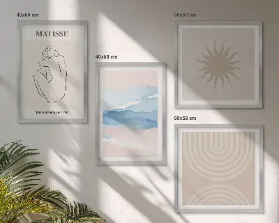 Billedvæg over sofa med minimalistisk kunst af linjer og bølger i pastelnuancer