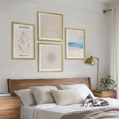 Billedvæg over sofa med minimalistisk kunst af linjer og bølger i pastelnuancer