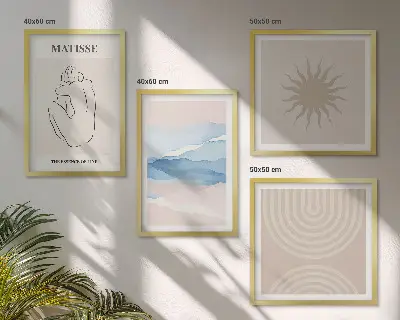 Billedvæg over sofa med minimalistisk kunst af linjer og bølger i pastelnuancer