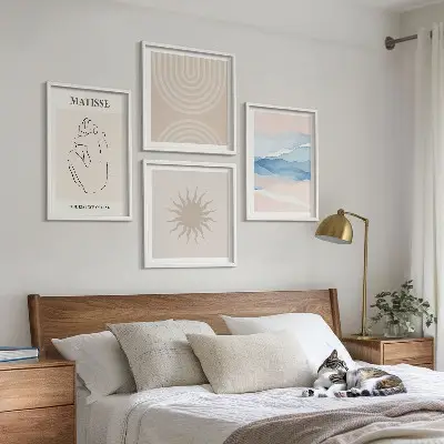 Billedvæg over sofa med minimalistisk kunst af linjer og bølger i pastelnuancer