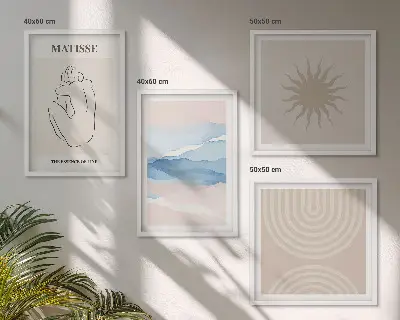 Billedvæg over sofa med minimalistisk kunst af linjer og bølger i pastelnuancer
