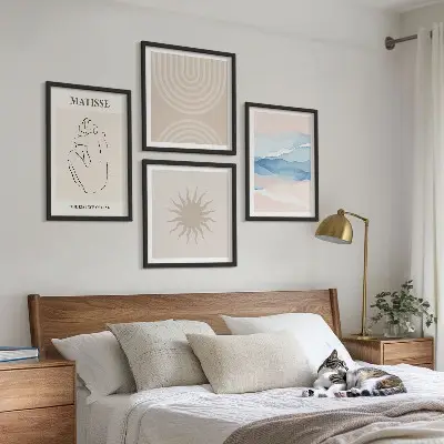 Billedvæg over sofa med minimalistisk kunst af linjer og bølger i pastelnuancer