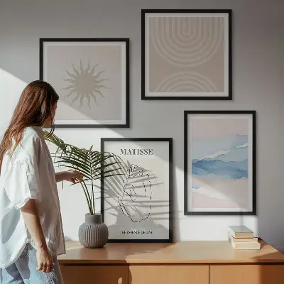 Billedvæg over sofa med minimalistisk kunst af linjer og bølger i pastelnuancer