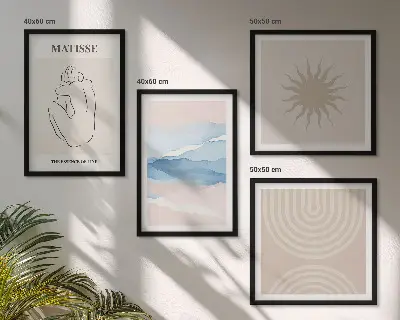 Billedvæg over sofa med minimalistisk kunst af linjer og bølger i pastelnuancer