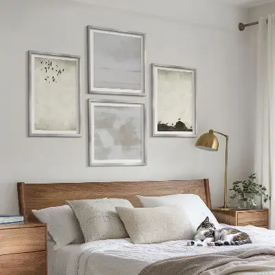 Billedvæg over sofa med tekstur af fugleflok