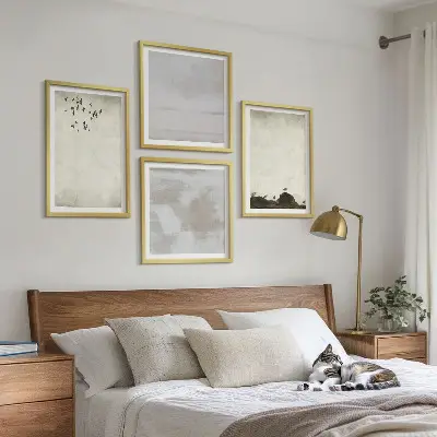 Billedvæg over sofa med tekstur af fugleflok