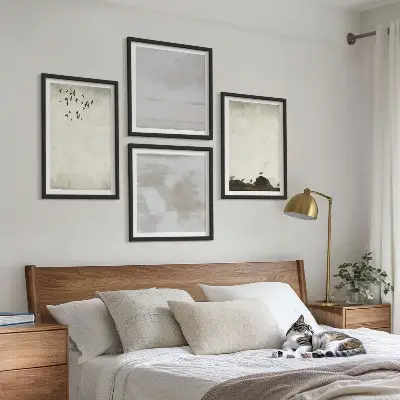 Billedvæg over sofa med tekstur af fugleflok