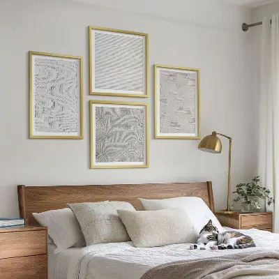 Billedvæg med sandmønstre geometriske strukturer over sofa