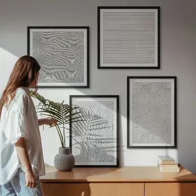 Billedvæg med sandmønstre geometriske strukturer over sofa