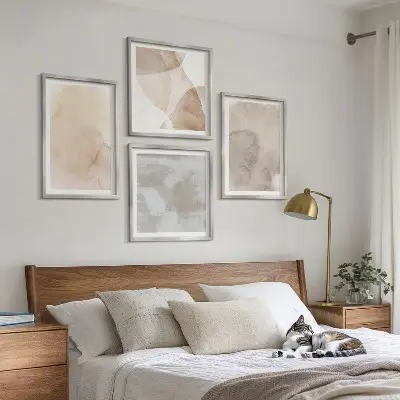 Billedvæg over sofa med varme akvarel og pastel teksturer