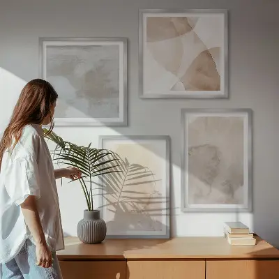 Billedvæg over sofa med varme akvarel og pastel teksturer
