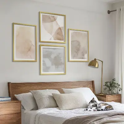 Billedvæg over sofa med varme akvarel og pastel teksturer
